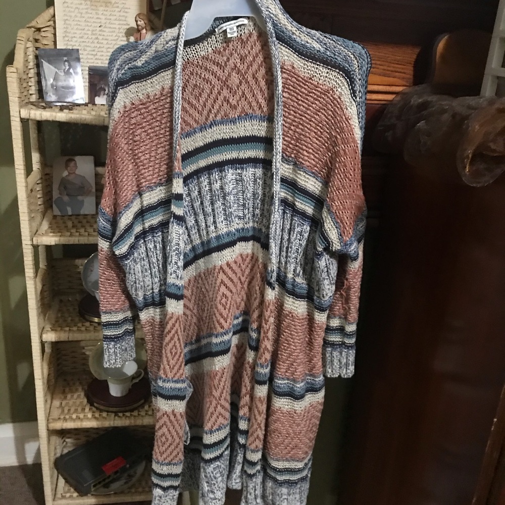 A beautiful colorful American eagle long, quarter sleeve sweater.
